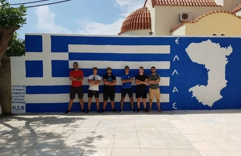 Μήνυμα μαθητών για τις διεκδικήσεις της Τουρκίας – Η ελληνική σημαία έγινε τοιχογραφία από τους μαθητές του ΓΕΛ Βροντάδου